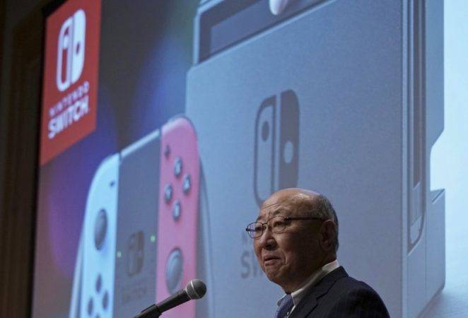 Tatsumi Kimishima habla frente a una imagen de la consola de juego Nintendo Switch durante una conferencia de prensa en Tokio .