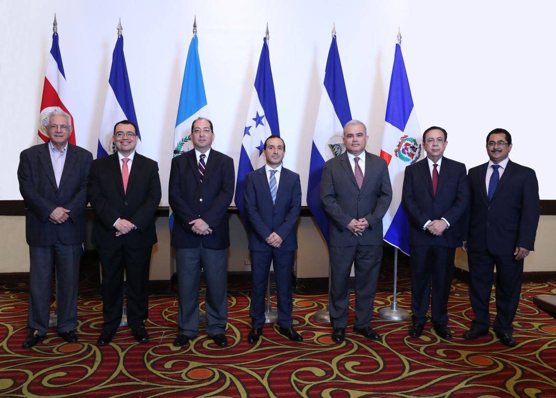 Los presidentes y gobernadores de bancos centrales participantes en la 282 Reunión del CMCA, celebrada en Managua, Nicaragua.