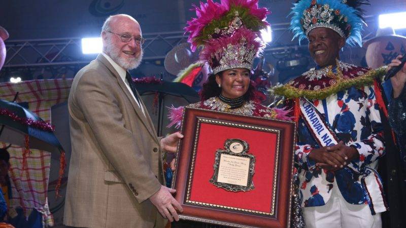 Cheddy García recibe la placa que la acredita como reina del Desfile del Carnaval 2018