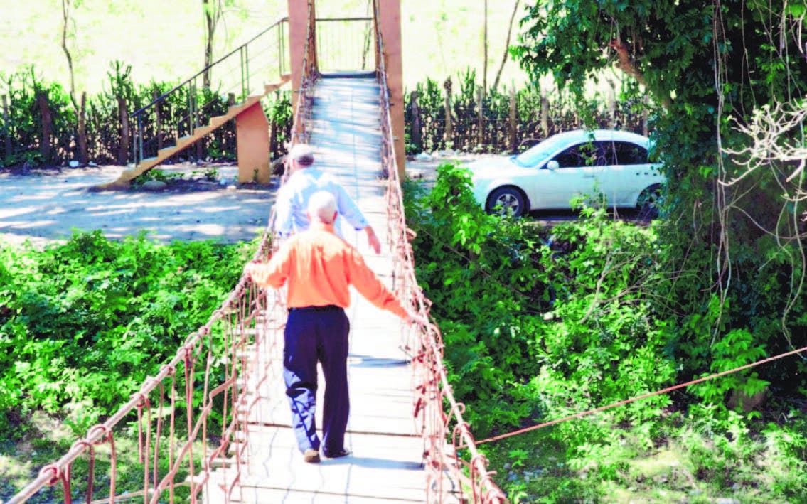 Esta es el improvisado puente que hay en Bajabonico Arriba, que empalma con la comunidad Bellaco, en Altamira, Puerto Plata