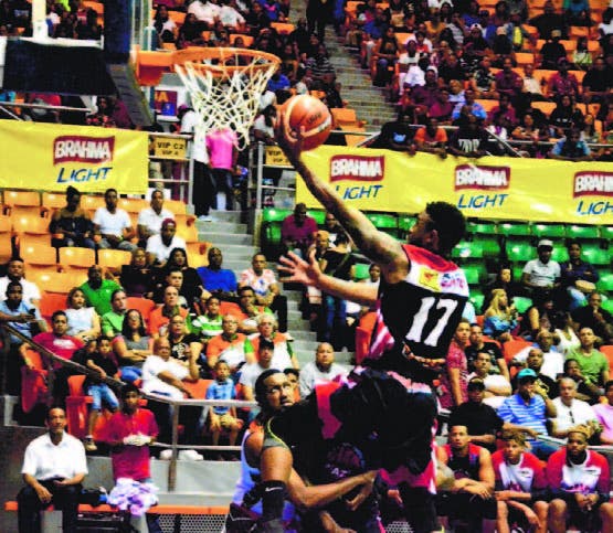 Jamaal Samuels en gestión ofensiva durante juego en basket Santiago
