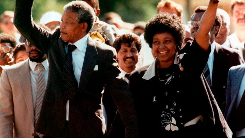 Foto de archivo tomada el 11 de febrero de 1990 de Nelson Mandela con su entonces esposa Winnie, luego de que Nelson Mandela fue dejado en libertad, en Ciudad del Cabo, Sudáfrica. (AP Photo)