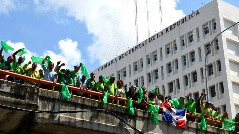 La Marcha Verde colocó sobre el edificio de la Cámara de Cuentas una #DeclaraciónVerde de ilegitimidad