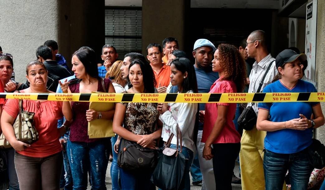 Los venezolanos hacen cola en el consulado chileno en Caracas, para solicitar una especial/AFP