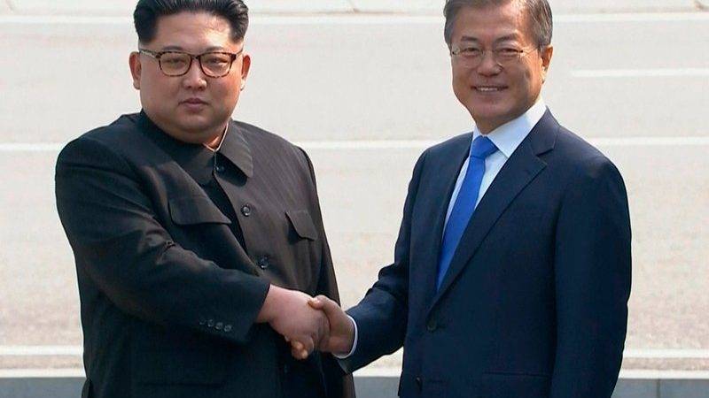 Ell líder norcoreano Kim Jong Un, izquierda, estrecha la mano del presidente surcoreano Moon Jae-in luego de que Kim cruzó la frontera para la histórica reunión entre ambos, en Panmunjom, Corea del Sur. (Korea Broadcasting System vía AP) 