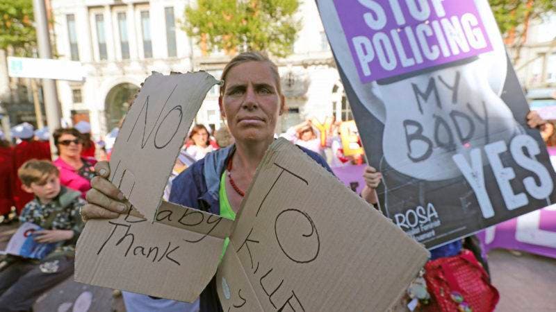 Una mujer en Dublín, Irlanda, protesta en medio del debate nacional sobre el aborto. (Niall Carson/PA via AP)