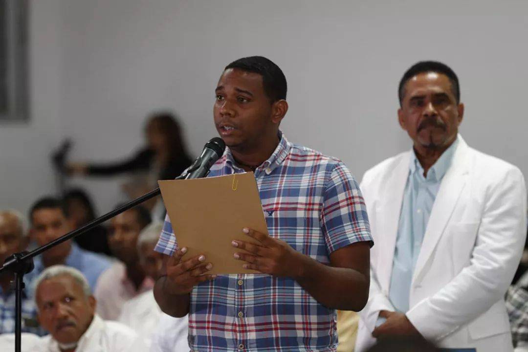 Aneudri Ceballo, Vocero de la Alianza Cristiana Dominicano lee comunicado en el Foro Legislativo de Santiago