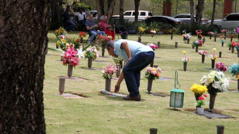 Los jardines del parque Cementerio Puerta del Cielo Fueron Decorado el hermosas carpas blancas para celebrar , junto a sus apreciados clientes en el día de las madres . con una misa : en foto: Monseñor Masalles HOY Duany Núñez.