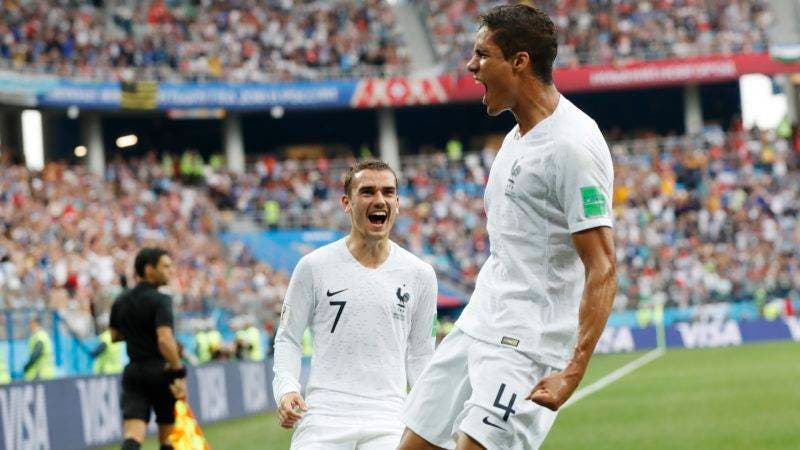 Raphael Varane (derecha) y Antoine Griezmann tras el gol de Varane para poner en ventaja a Francia frente a Uruguay en el partido de cuartos de final del Mundial en Nizhny Nóvgorod, Rusia, el viernes 6 de julio de 2018. (AP Foto/Petr David Josek)