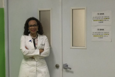 La doctora Alexandra Hichez en su centro laboral en República Dominicana.