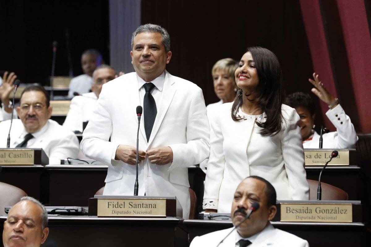 Fidel Santana, del Frente Amplio-PQDC, anuncia a Betzaida González como Vocera y él como Vicevocero.