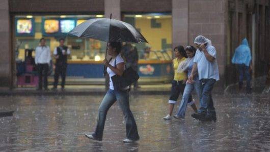 Llueve en varias partes de país, aunque pronosticaron condiciones secas para hoy