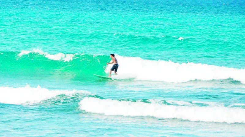En la playa se realizan importantes competencias de deportes como el surfing