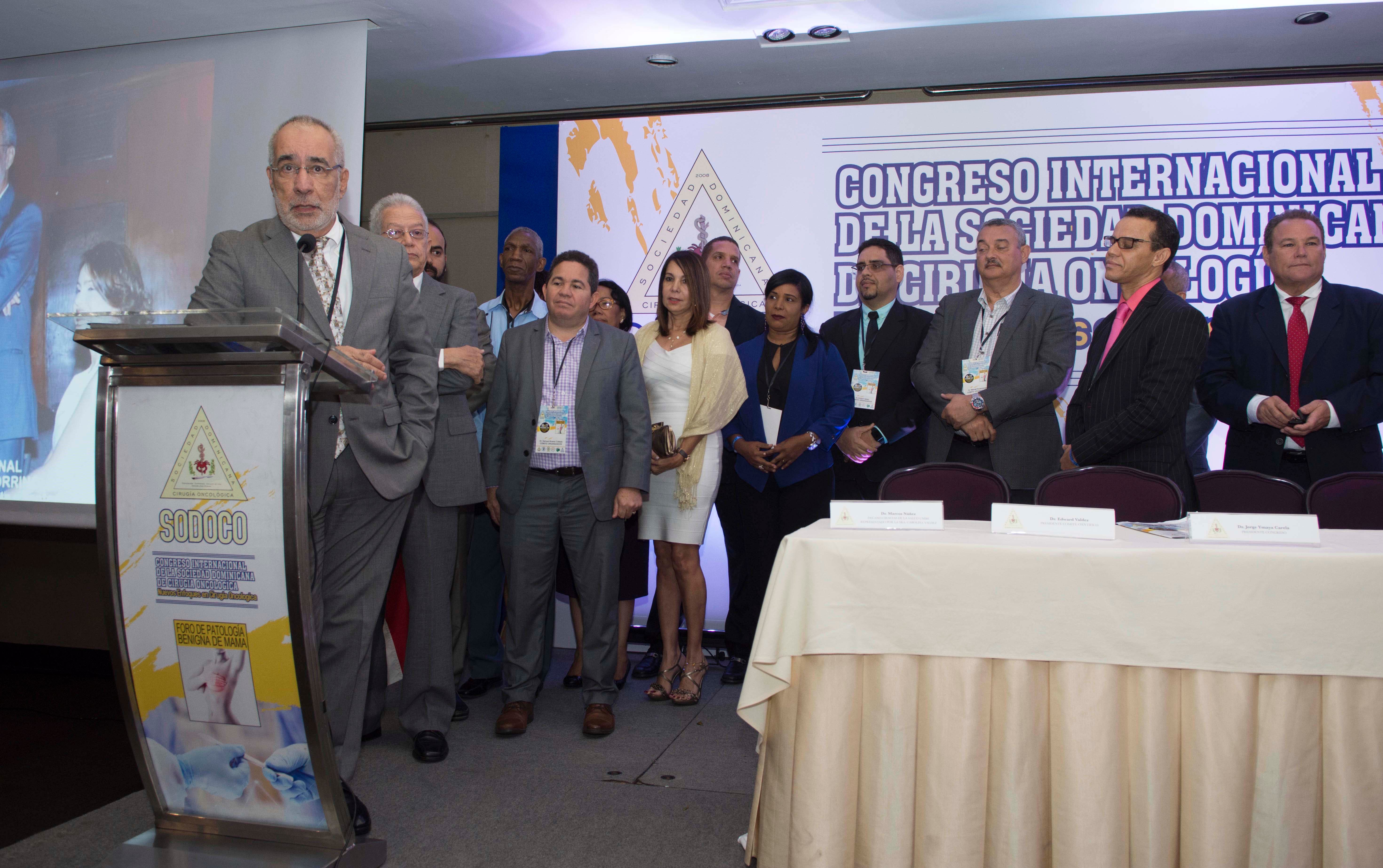 El cirujano oncólogo Francisco García Pérez agradece la distinción otorgada por la Sociedad Dominicana de Cirugía Oncológica en presencia de su directiva.