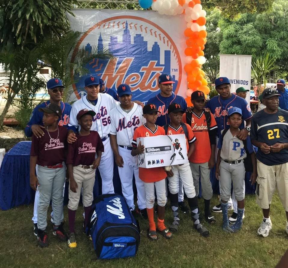 Entrega de equipos a niños Futuras Estrellas por parte d elos Mets de NY 3