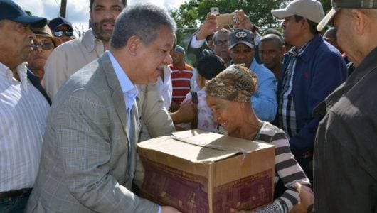 Leonel entrega caja navidad foto de Vanguardia del Pueblo