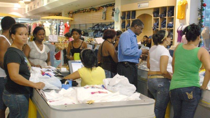En la vispera de la Navidad Personas van de compras a las tiendas de la Av. Duarte y José Martí.
HOY/ Rafael Segura
Imagen Digital/ 23/12/007