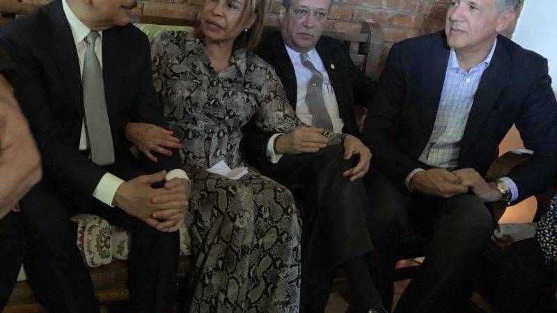 Danilo Medina da condolencias a Sonia Mateo por el fallecimiento de su esposo, Jaime Santana