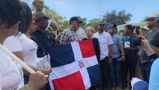 Coloca cientos de banderas en pueblos fronterizos; pide instituciones hagan cruzadas