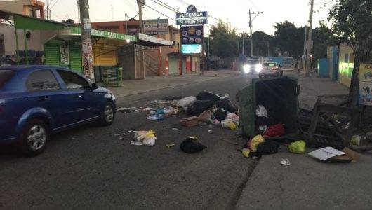 Protestan en La Ciénaga por arreglo de calle y prohibición del paso de camiones
