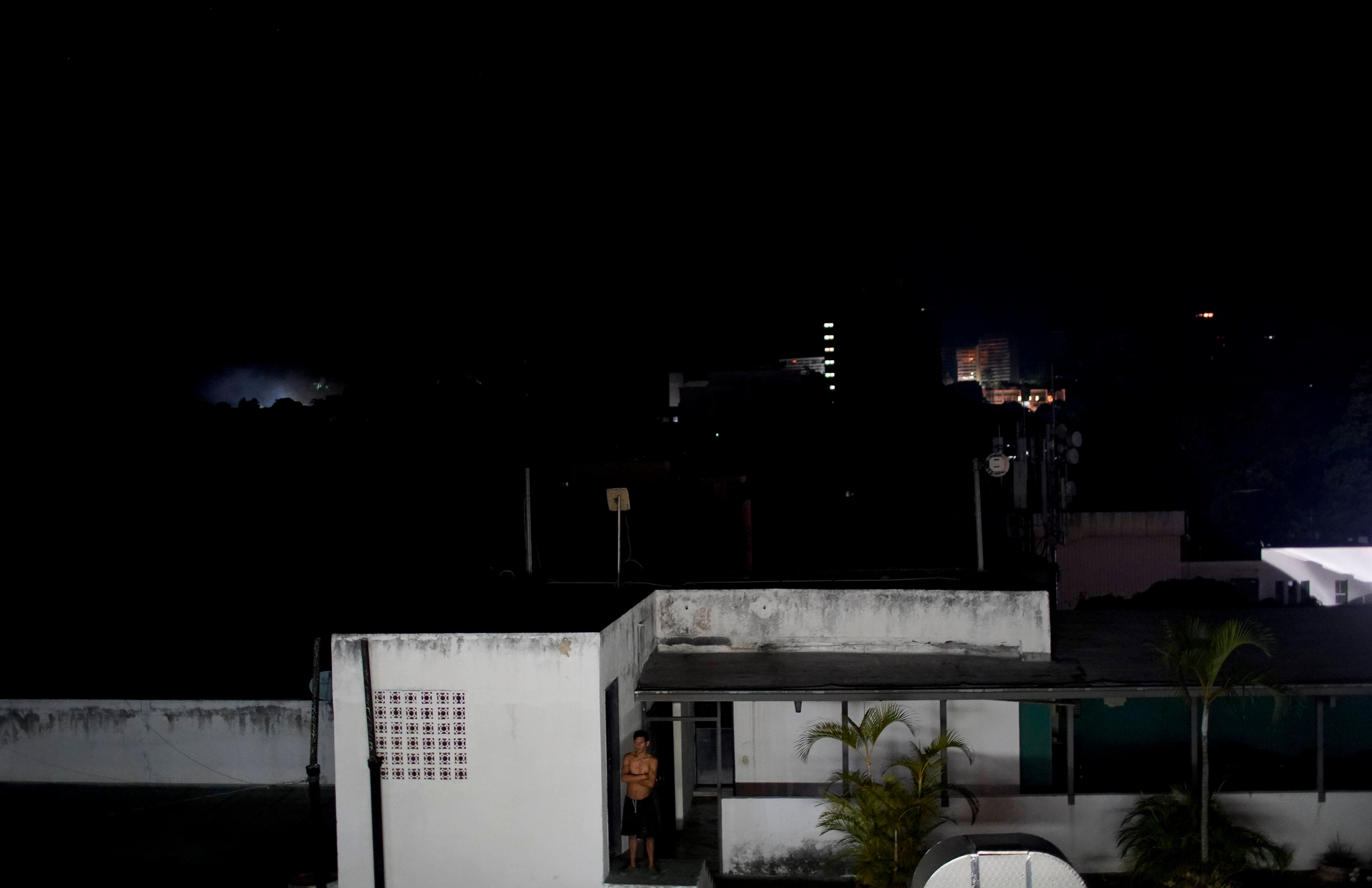 Un hombre estÃ¡ en la puerta de su casa en Caracas, 25 de marzo de 2019.  Buena parte de Venezuela estÃ¡ a oscuras debido a un nuevo apagÃ³n en lo que muchos temen serÃ¡ una repeticiÃ³n del caos de hace dos semanas durante el apagÃ³n mÃ¡s grande de la historia del paÃ­s (AP Foto/Natacha Pisarenko).
