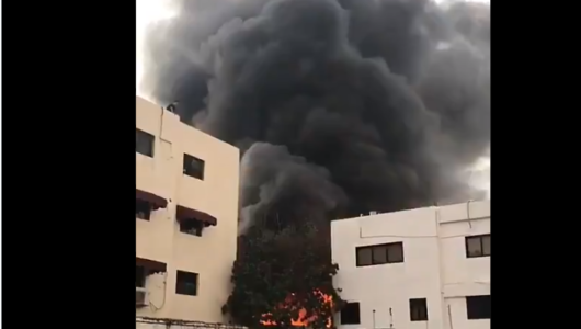 Bomberos tratan sofocar fuego se habría producido en fábrica en avenida Correa y Cidrón