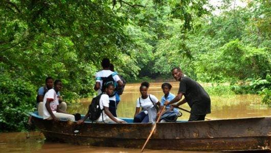 En La Ceiba estudiantes toman yola para ir   escuela