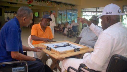 Pese aumento esperanza vida, menos servicio salud mayores