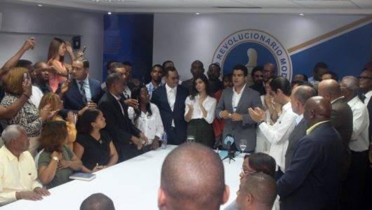 Arnaud inscribe  precandidatura presidencial en PRM