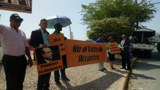 Protestan frente a la Junta Central Electoral y piden renuncia del presidente