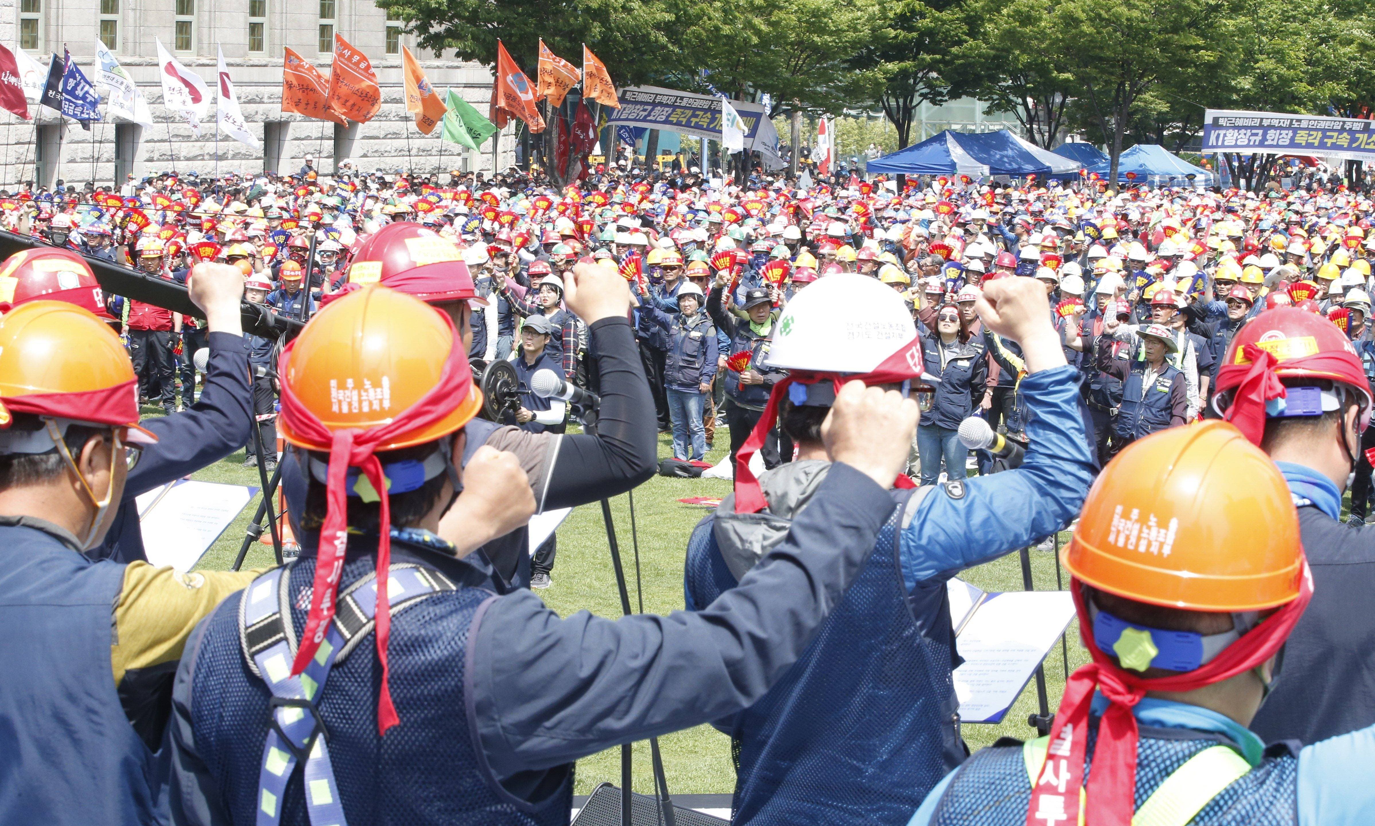 KHC01. SEÚL (COREA DEL SUR), 01/05/2019.- Miembros de la Confederación de Sindicatos de Corea del Sur (KCTU) participan en una marcha convocada con motivo del Día Internacional del Trabajo, este miércoles, en Séul (Corea del Sur). Cerca de 30.000 personas participaron en la protesta para pedir una reforma laboral que mejore las condiciones laborales. EFE/ Kim Hee-chul