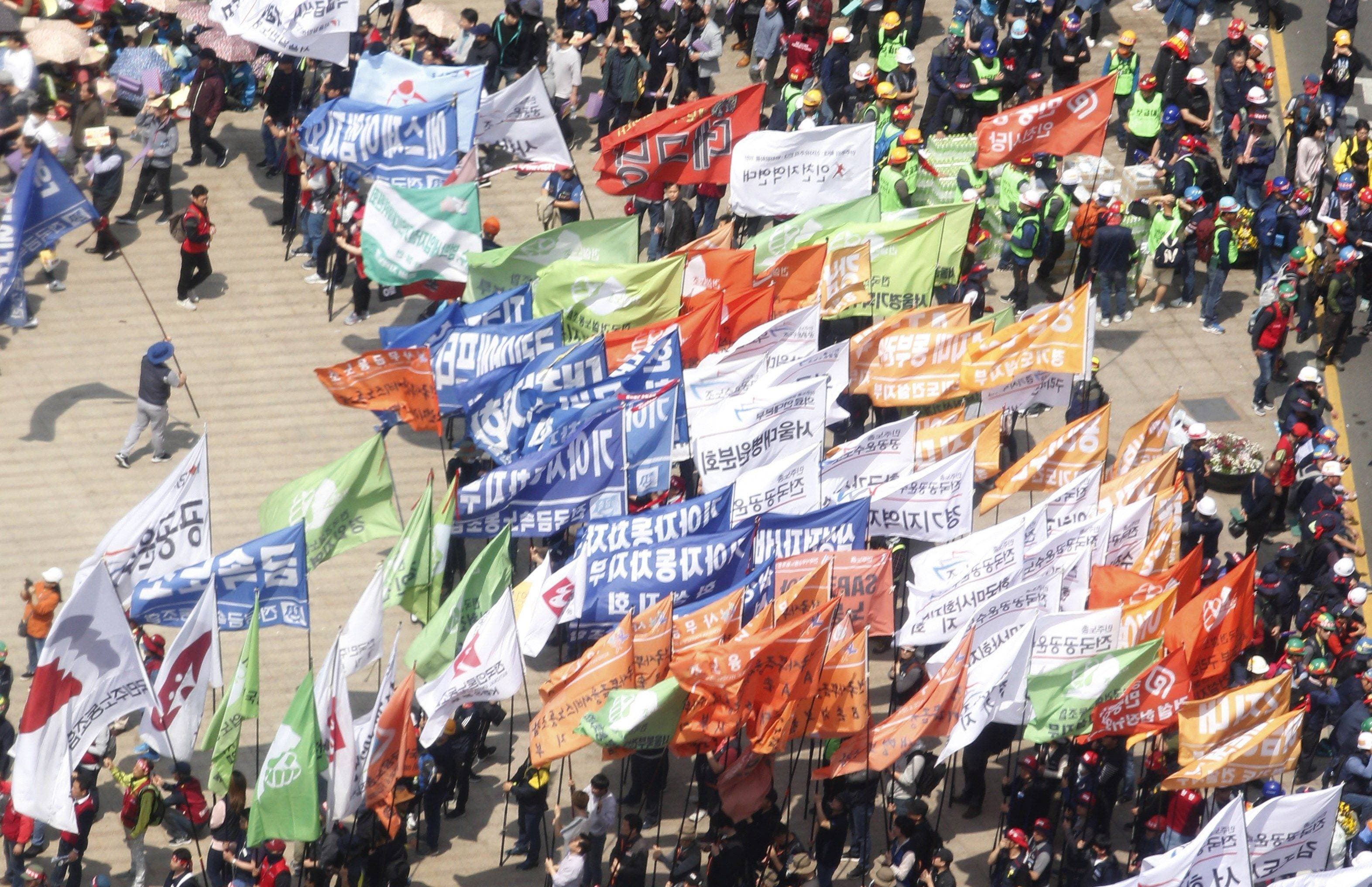 KHC01. SEÚL (COREA DEL SUR), 01/05/2019.- Miembros de la Confederación de Sindicatos de Corea del Sur (KCTU) participan en una marcha convocada con motivo del Día Internacional del Trabajo, este miércoles, en Séul (Corea del Sur). Cerca de 30.000 personas participaron en la protesta para pedir una reforma laboral que mejore las condiciones laborales. EFE/ Kim Hee-chul