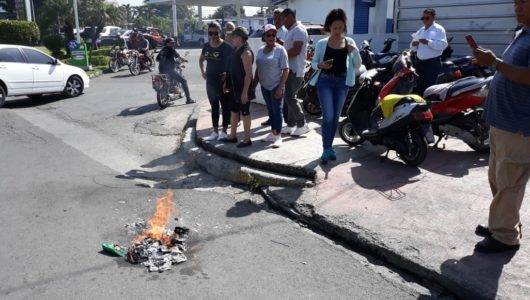 Protestan ante Edenorte y le queman los recibos de luz