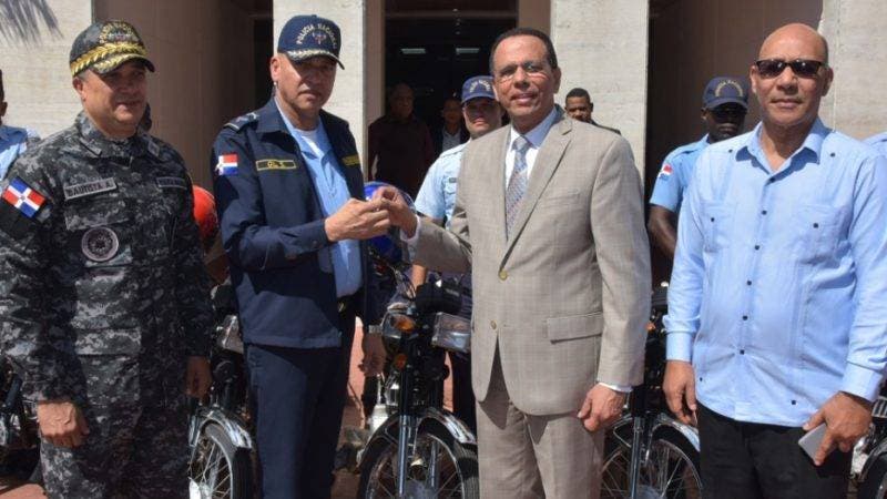 El ministro de Educación, Antonio Peña Mirabal, encabezó la entrega de 140 motocicletas a la Policía Escolar, que servirán para reforzar los niveles de supervisión en las escuelas, con el propósito fundamental de disminuir los grados de violencia y de robos que se registran en los centros educativos. En la actividad estuvieron presentes el director de la Policía Nacional, Ney Aldrin Bautista; Giovanny Gil Suárez, director de la Policía Escolar; Henry Santos, director de Gabinete del MINERD, así como altos mandos policiales. Hoy/Fuente Externa 