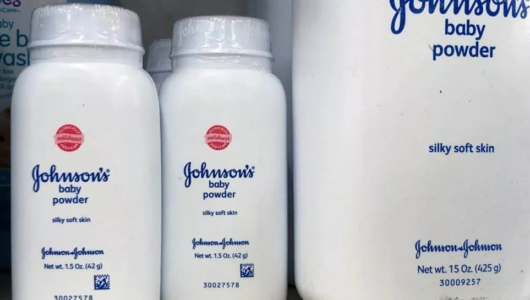 Ordenan a Johnson & Johnson pago de 325 millones mujer