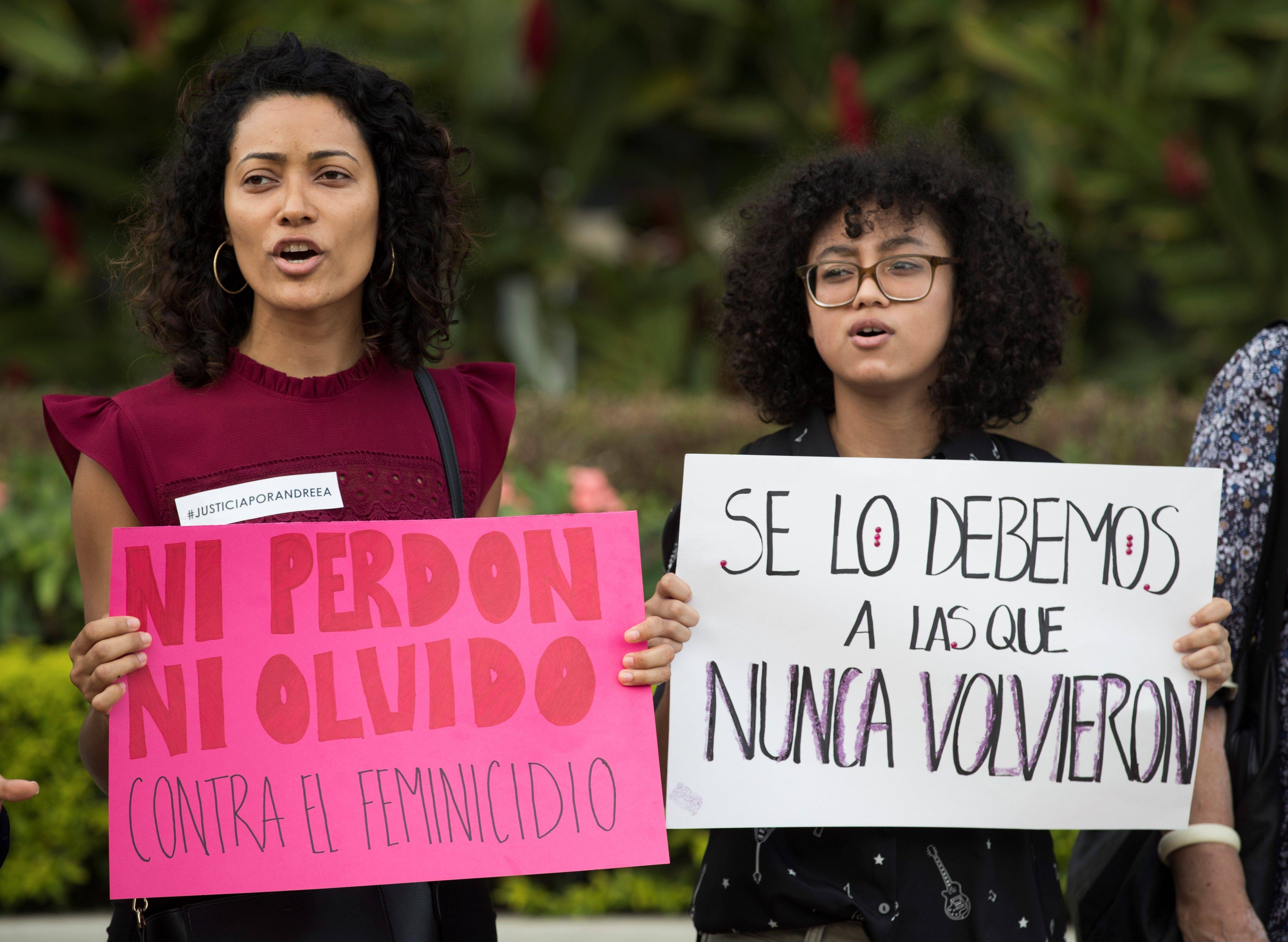 Decenas de dominicanos protestan contra los feminicidios ante Procuraduría