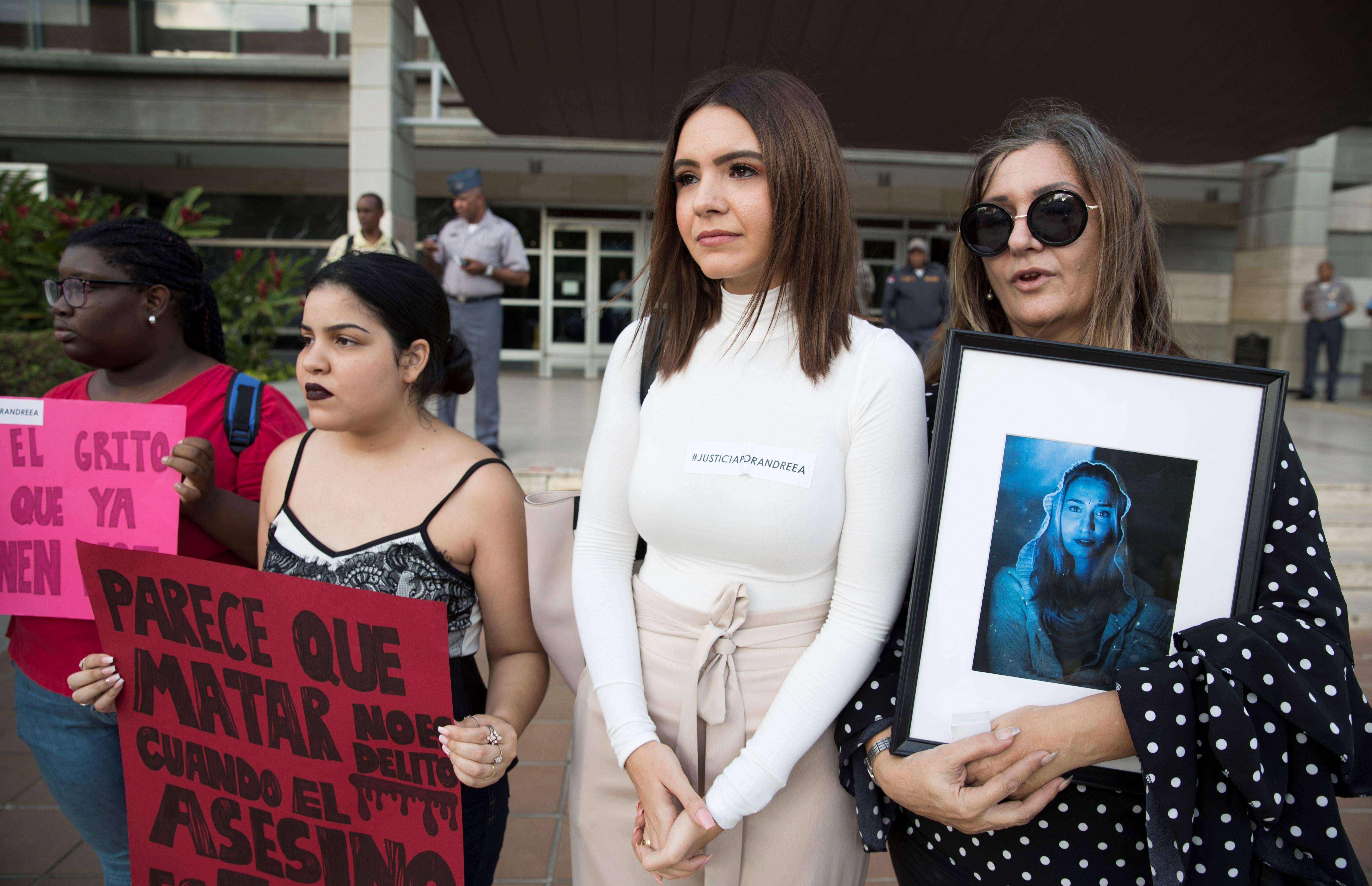 Decenas de dominicanos protestan contra los feminicidios ante Procuraduría