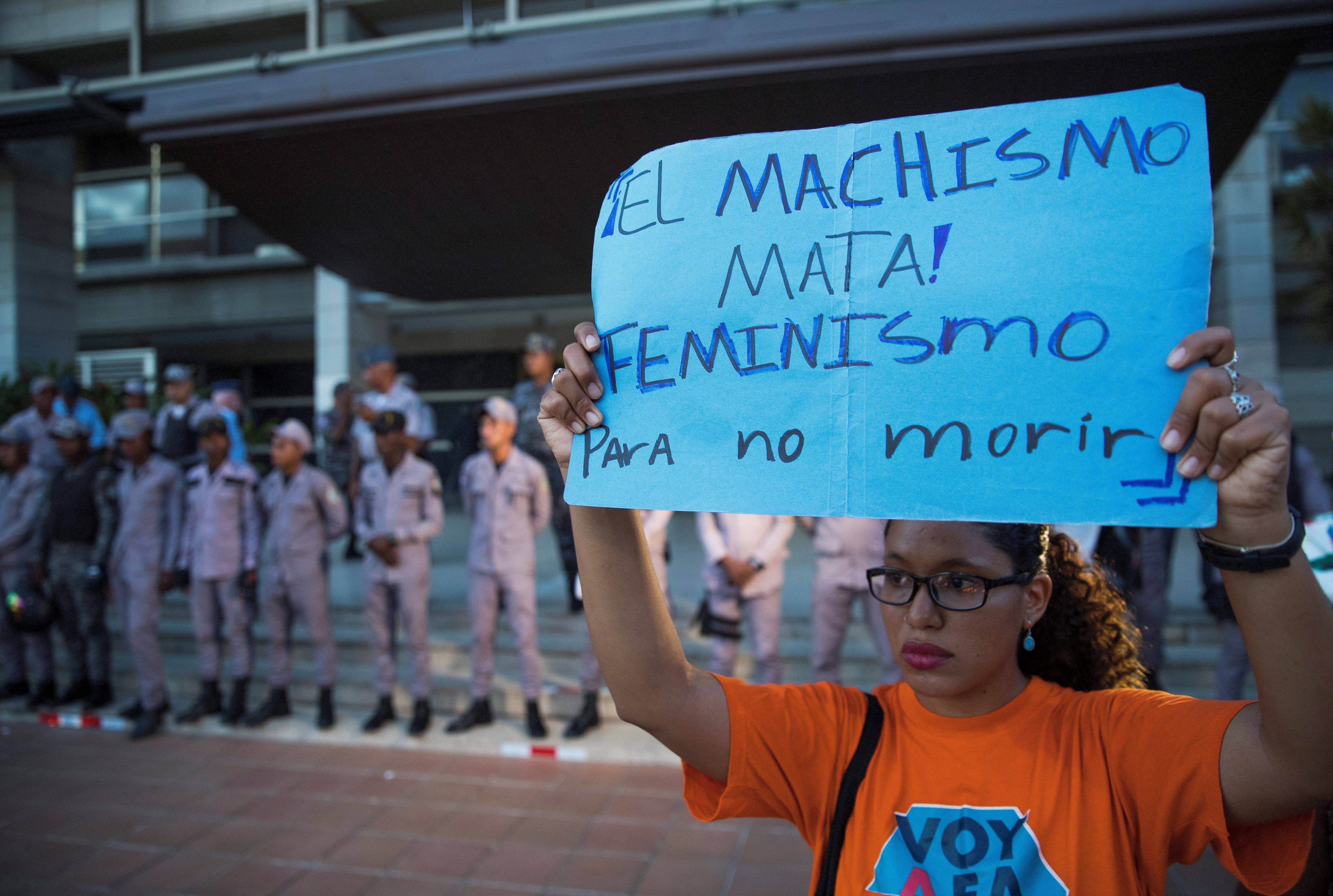 Decenas de dominicanos protestan contra los feminicidios ante Procuraduría