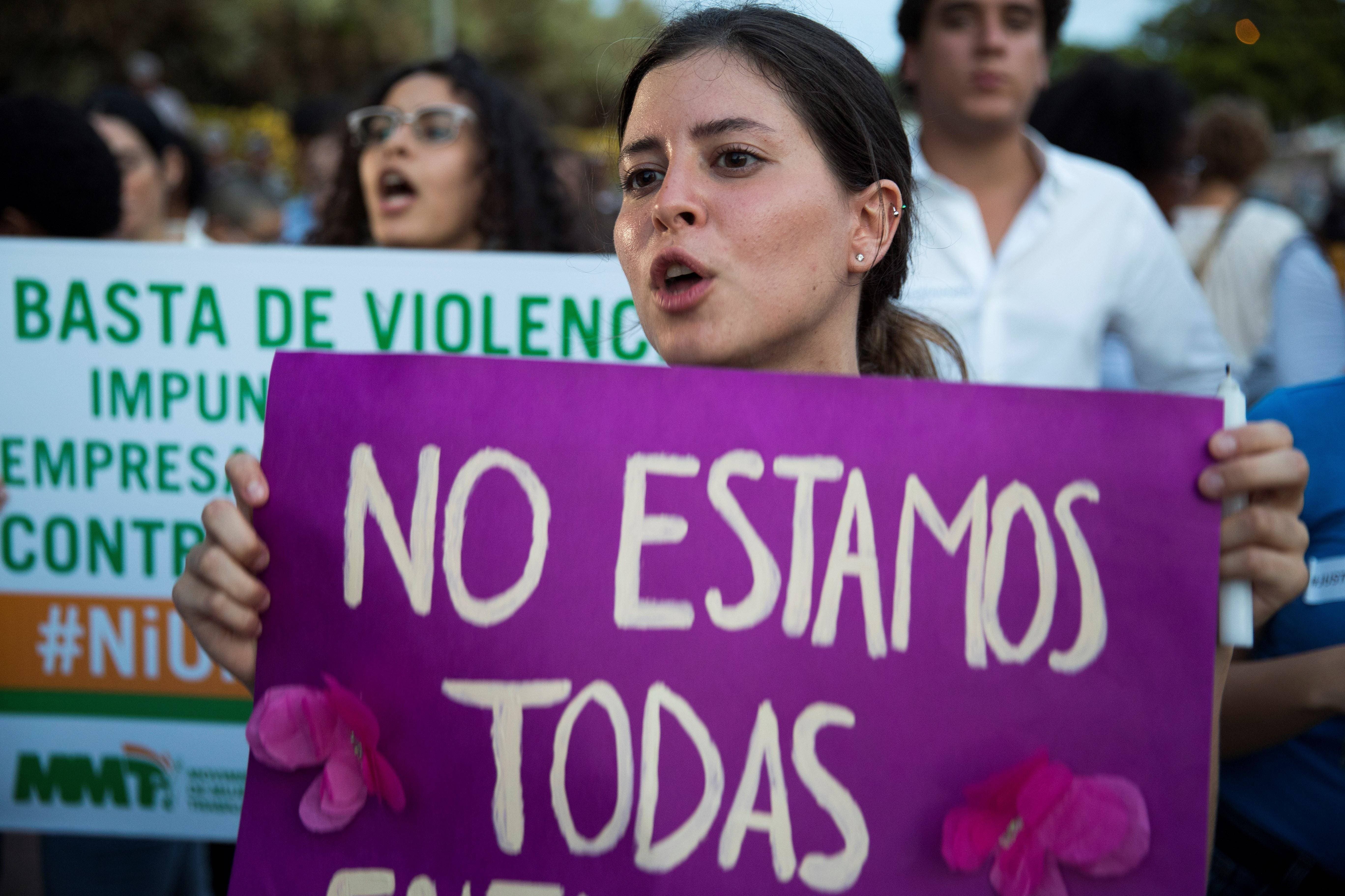 Decenas de dominicanos protestan contra los feminicidios ante Procuraduría