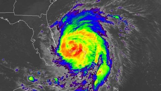 Video: Dorian se debilita a huracán de categoría 3 y sigue azotando Bahamas mientras permanece casi estático sobre la isla