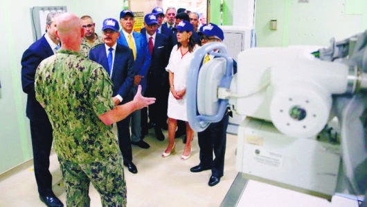 Presidente visita el Buque Hospital Military E.U., recibe explicaciones