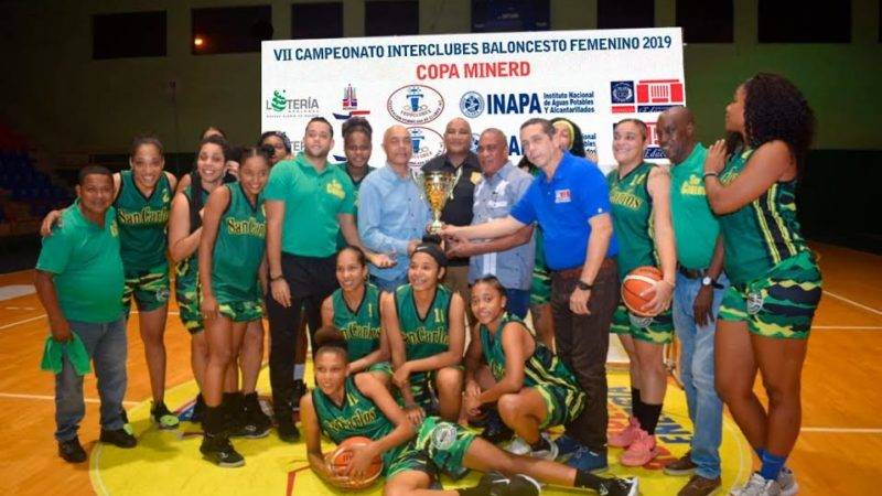 El equipo de baloncesto superior femenino del Club Deportivo y Cultural San Carlos