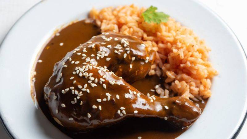 La forma tradicional de comer guajolote en México es en un plato con mole, una salsa de origen prehispánico-colonial.