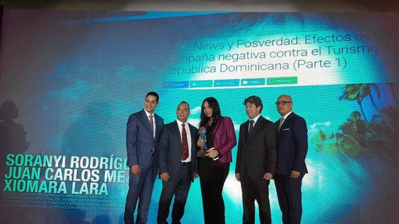 La joven Nurielys García recibe el premio de Periodismo Digital en nombre del equipo del Periódico HOY.