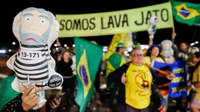 Los escándalos de corrupción dañaron la imagen del PT de Lula en Brasil. 