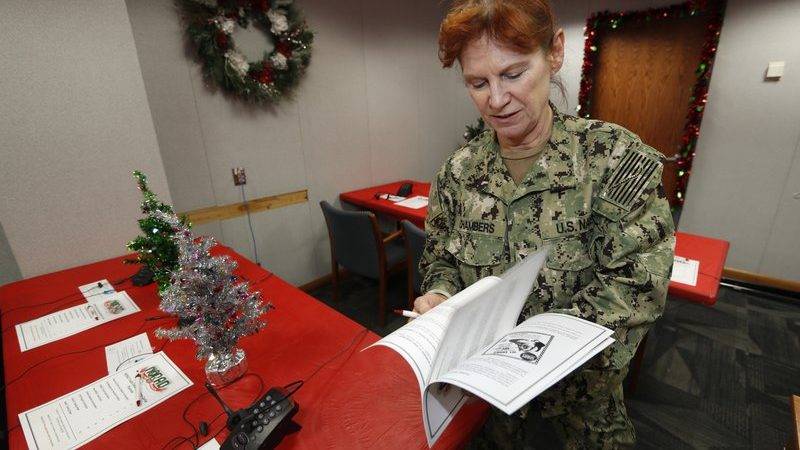 La suboficial de la armada de EEUU, Shannon Chambers, trabaja en el centro de seguimiento de Santa Claus en la Base Aérea Peterson, 23 de diciembre de 2019. Más de 1.5000 voluntarios recibirán unas 140.000 llamadas telefónicas sobre el paradero del Papá Noel en la víspera de Navidad. (AP Photo/David Zalubowski).