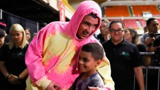 Bad Bunny entrega miles de juguetes a niños en Puerto Rico
