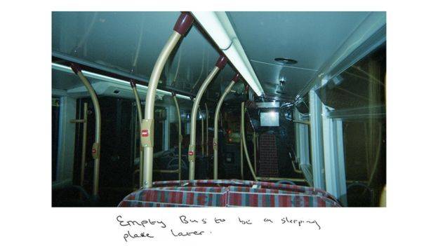Un autobús vacío es un sitio para dormir más tarde", dice una foto que tomó Sunny.