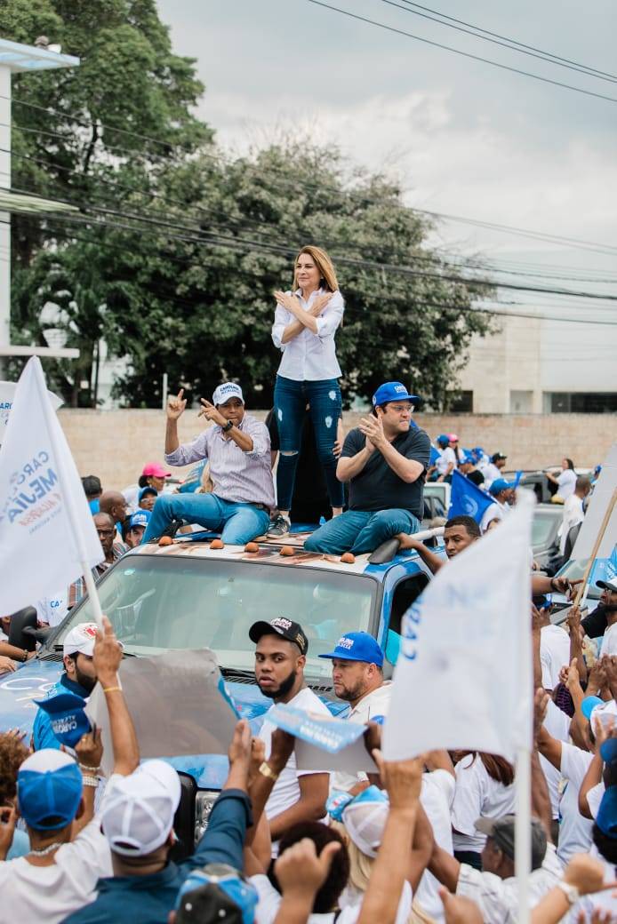 Carolina Mejía acompañada de Stalin Alcántara (aspirante a vice alcalde) y Eduardo Sanz Lovatón (jefe de campaña) 