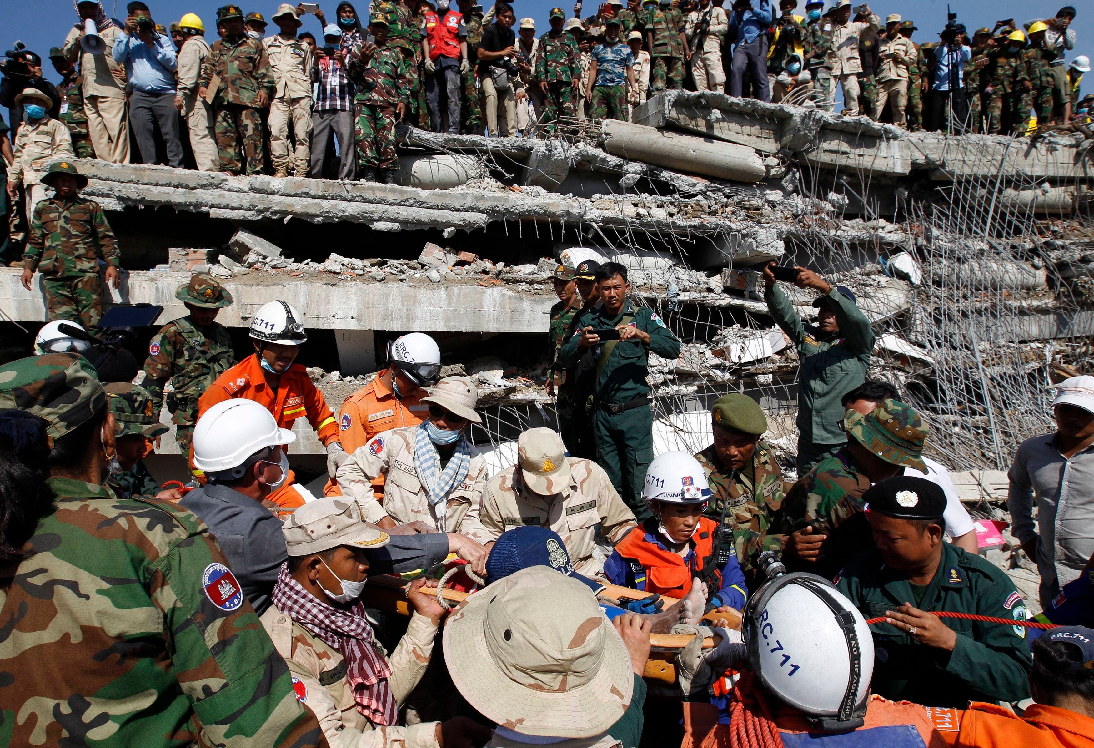 Kep (Cambodia).- Cambodian rescue team search for missing workers at the site of a collapsed building at a construction site in Kep province, Cambodia, 04 January 2020. A new seven-story building collapsed in Kep province, killing at least seven workers and leaving 18 wounded. (Camboya) EFE/EPA/MAK REMISSA